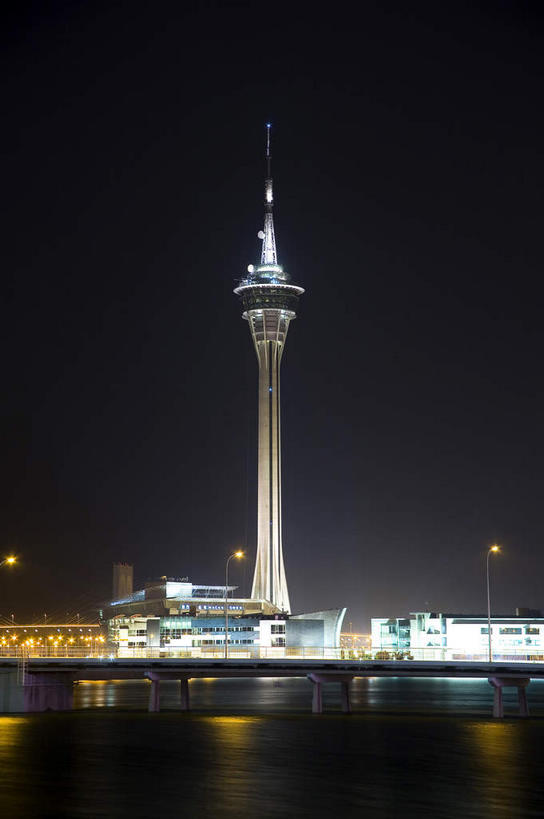 无人,竖图,室外,夜晚,正面,旅游,度假,标志建筑,地标,建筑,路灯,照明,澳门,中国,亚洲,阴影,光线,影子,灯光,娱乐,建设,灯,享受,休闲,旅游胜地,放松,照亮,照明设备,东亚,港澳台,中华人民共和国,澳门特别行政区,澳,彩图,澳门观光塔,澳门旅游塔,澳门南湾,南湾,澳门塔