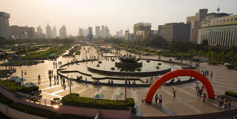 东方人,高楼大厦,广场,走,横图,俯视,室外,白天,度假,美景,日落,植物,城市风光,标志建筑,城市,大厦,地标,建筑,摩天大楼,雕塑,中国,亚洲,行人,游客,游人,阴影,服装,艺术,装饰,光线,雕刻,雕像,影子,景观,晚霞,霞光,落日,建筑群,许多人,休闲装,黄种人,娱乐,建设,山东,路人,旅客,树,树木,衣服,绿色,阳光,自然,黄昏,工艺品,一群人,享受,休闲,休闲服,景色,彩霞,放松,服饰,生长,成长,纪念,美术,主题,陈列,东亚,山东省,济南,中华人民共和国,华东地区,省会,功能,美学,鲁,济南市,夕照,薄暮,过客,男人,男性,年轻男性,年轻女性,女人,女性,中年男性,中年女性,亚洲人,夕阳,步行,散步,走路,彩图,高角度拍摄,全身,傍晚,大楼,高层建筑,高楼,摩天楼,斜阳,泉城广场,泉标