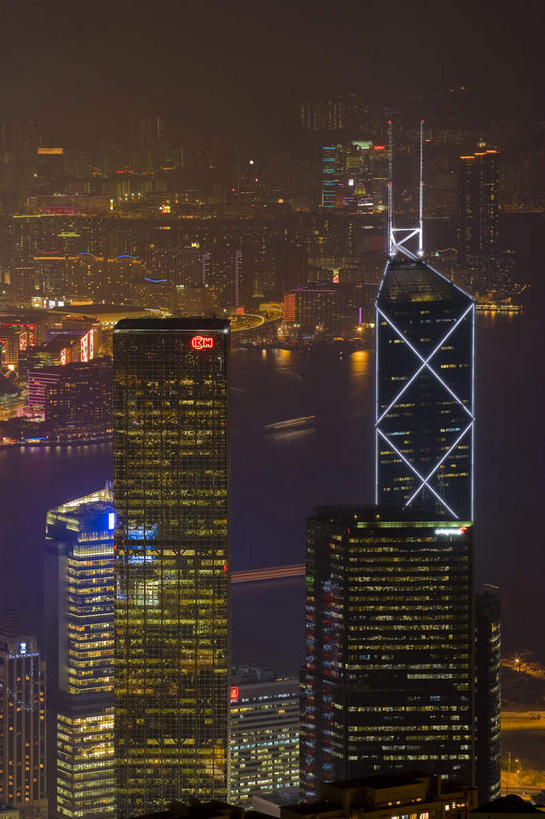 无人,家,高楼大厦,竖图,俯视,航拍,彩色,室外,夜晚,度假,海浪,海洋,美景,城市风光,标志建筑,城市,大厦,地标,建筑,摩天大楼,霓虹灯,夜景,香港,中国,亚洲,阴影,光线,影子,房屋,屋子,景观,浪花,公寓,建筑群,灯光,七彩,娱乐,光源,建设,洋房,楼房,霓虹,住宅,灯,维多利亚港,中环,中银大厦,海水,享受,休闲,景色,放松,港,照明设备,鸟瞰,海景,东亚,维多利亚湾,香港岛,香港特别行政区,港澳台,中华人民共和国,氖灯,港岛,花园道,维港,中西区,大海,风浪,海,海水的波动,近岸浪,涌浪,彩图,高角度拍摄,房子,大楼,高层建筑,高楼,摩天楼