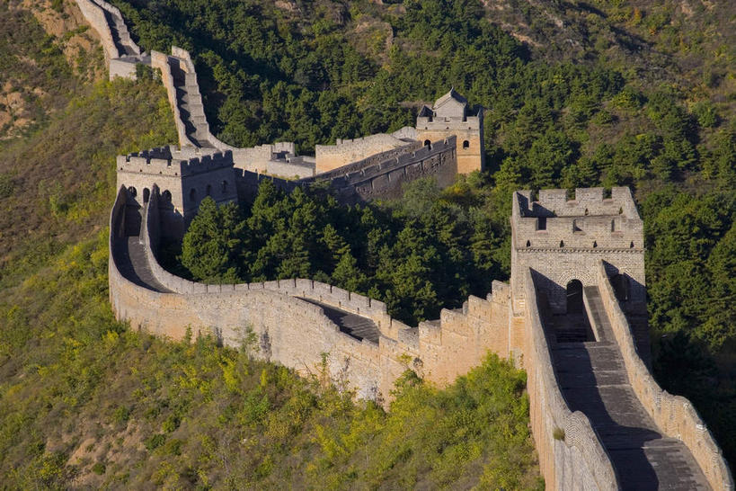 无人,横图,俯视,航拍,室外,白天,旅游,度假,名胜古迹,森林,山,山脉,树林,植物,标志建筑,地标,建筑,北京,长城,中国,亚洲,阴影,遗迹,光线,影子,墙,山峰,山峦,首都,古迹,文物,娱乐,建设,城墙,古建筑,墙壁,墙面,树,树木,绿色,阳光,自然,群山,享受,休闲,旅游胜地,放松,生长,成长,坚硬,鸟瞰,万里长城,防御,烽火台,古文明,东亚,中华人民共和国,北京市,京,北平,华北地区,河北,河北省,冀,密云县,承德,承德市,坚固,金山岭长城,金山岭,滦平县,彩图,高角度拍摄,墩台,烽堠,烽燧,烟墩,密云