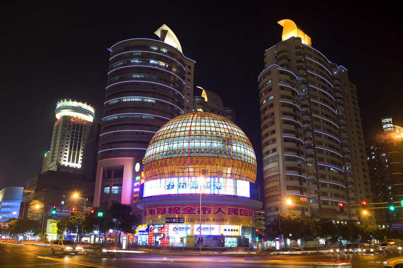 无人,高楼大厦,商店,横图,彩色,室外,夜晚,仰视,购物,度假,安全,消费,美景,植物,城市风光,标志建筑,超市,城市,大厦,道路,地标,建筑,路,摩天大楼,霓虹灯,商场,夜景,公路,中国,亚洲,阴影,光线,影子,景观,红绿灯,灯光,七彩,信号灯,交通,娱乐,光源,建设,江苏,霓虹,灯,树,树木,绿色,自然,享受,休闲,景色,放松,警示,金融,百货,生长,成长,照明设备,提示,流通,选购,贸易,百货公司,东亚,江苏省,交通信号灯,行人信号灯,中华人民共和国,华东地区,苏,氖灯,血拼,镇江,镇江市,马路,彩图,低角度拍摄,大楼,高层建筑,高楼,购物商场,购物中心,摩天楼,商业中心