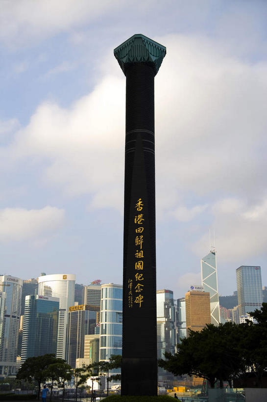 无人,家,高楼大厦,竖图,室外,白天,仰视,度假,美景,植物,城市风光,标志建筑,城市,大厦,地标,建筑,摩天大楼,香港,中国,亚洲,阴影,光线,标志,文字,影子,字符,房屋,屋子,景观,云,云朵,公寓,建筑群,云彩,娱乐,标识,建设,洋房,楼房,住宅,树,树木,蓝色,绿色,白云,蓝天,天空,阳光,自然,天,享受,休闲,汉字,景色,放松,生长,晴朗,成长,港,中文,东亚,香港会议展览中心,湾仔,香港岛,香港特别行政区,港澳台,中华人民共和国,国文,华文,湾仔区,港岛,晴空,彩图,低角度拍摄,房子,大楼,高层建筑,高楼,摩天楼,香港国际会展中心