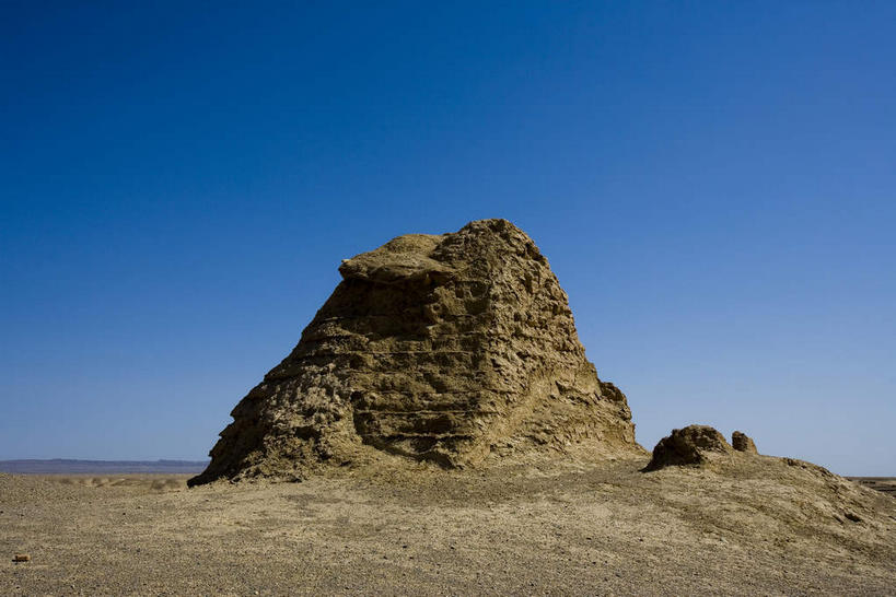 无人,横图,室外,白天,正面,旅游,度假,石头,名胜古迹,沙漠,山,山脉,标志建筑,地标,建筑,敦煌,中国,亚洲,阴影,遗迹,光线,石子,影子,山峰,山峦,古迹,文物,娱乐,建设,古建筑,蓝色,蓝天,天空,阳光,群山,天,享受,休闲,旅游胜地,放松,晴朗,砂岩,古文明,东亚,沉积岩,甘肃,甘肃省,万里无云,中华人民共和国,西北地区,甘,酒泉,酒泉市,水成岩,小方盘城,玉门关,大漠,砂漠,石块,岩石,晴空,晴空万里,彩图