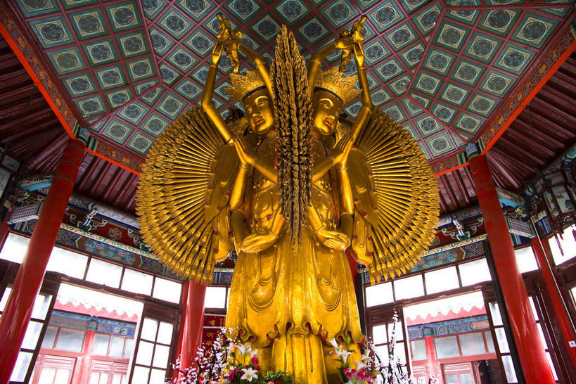 无人,寺庙,横图,室内,白天,仰视,旅游,度假,名胜古迹,标志建筑,地标,建筑,雕塑,中国,亚洲,节日,遗迹,艺术,装饰,盛开,雕刻,雕像,花蕾,古迹,文化,文物,娱乐,建设,古建筑,花,花瓣,花朵,鲜花,工艺品,庙宇,花苞,花蕊,祈祷,享受,休闲,健康,金色,旅游胜地,放松,许愿,宗教,佛教,信仰,纪念,祈求,美术,主题,开封,陈列,古文明,东亚,喇嘛教,藏传佛教,中华人民共和国,功能,美学,河南,河南省,豫,华中地区,开封市,释教,平安,彩图,低角度拍摄,庙,寺,藏语系佛教,西藏佛教,大相国寺,建国寺