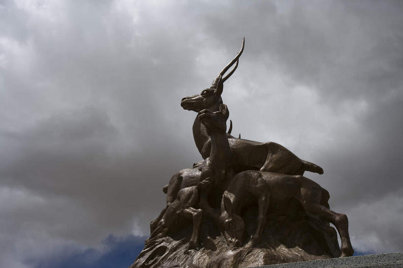 无人,站,横图,室外,白天,仰视,旅游,度假,美景,山,山脉,野生动物,羊,雕塑,中国,亚洲,艺术,装饰,雕刻,雕像,景观,山峰,乌云,云,阴天,云朵,山峦,云彩,娱乐,西藏,天空,自然,动物,工艺品,群山,天,站着,享受,休闲,景色,放松,可爱,活泼,纪念,美术,昏暗,阴沉,自然风光,主题,藏,陈列,东亚,西藏自治区,中华人民共和国,西南地区,功能,美学,喀喇昆仑山脉,山羊,站立,彩图,低角度拍摄,全身,铜雕,黑河之山,黑水之山