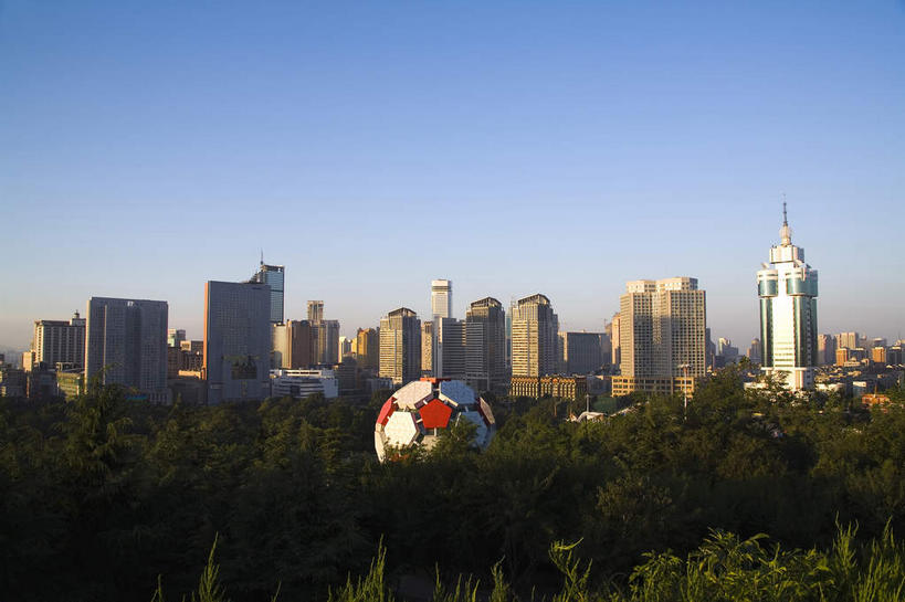 无人,公园,家,高楼大厦,横图,全景,室外,白天,正面,度假,美景,树林,天际线,植物,城市风光,标志建筑,城市,大厦,地标,建筑,摩天大楼,雕塑,大连,中国,亚洲,阴影,艺术,装饰,光线,雕刻,雕像,影子,房屋,屋子,景观,公寓,建筑群,娱乐,建设,洋房,楼房,住宅,树,树木,蓝色,绿色,蓝天,天空,阳光,自然,工艺品,天,享受,休闲,景色,放松,生长,晴朗,成长,纪念,美术,主题,陈列,东亚,辽宁,辽宁省,大连市,劳动公园,万里无云,中华人民共和国,功能,美学,辽,东北地区,晴空,晴空万里,彩图,房子,大楼,高层建筑,高楼,摩天楼,东北,中国东北地区,大连劳动公园,东北三省,东三省