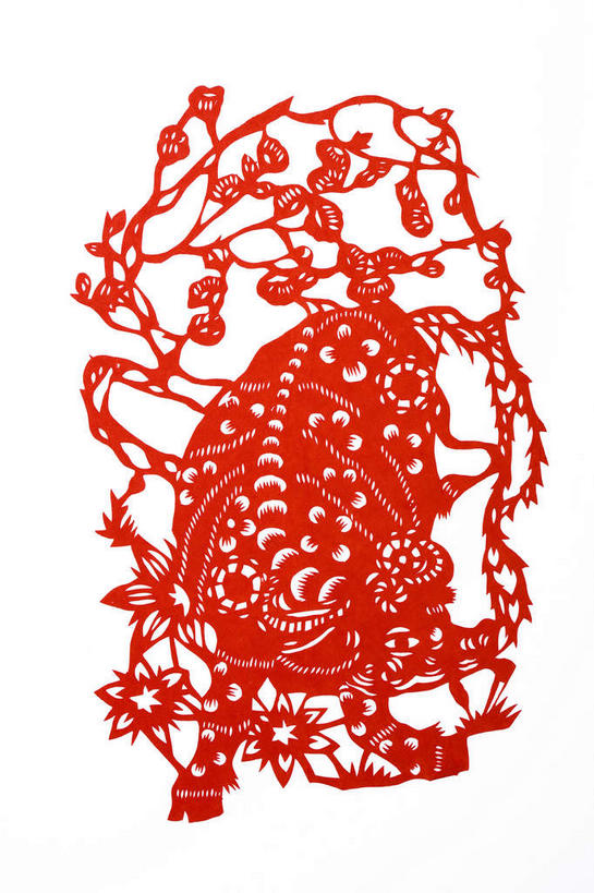 无人,站,竖图,室内,特写,白天,白色背景,正面,牛,静物,一头,一张,艺术,纸艺,手工艺品,注视,文化,红色,动物,纸制品,工艺品,剪纸,观察,看,站着,家畜,牲畜,观看,察看,高雅,关注,窗花,自信心,品位,剪画,刻纸,站立,彩图,全身