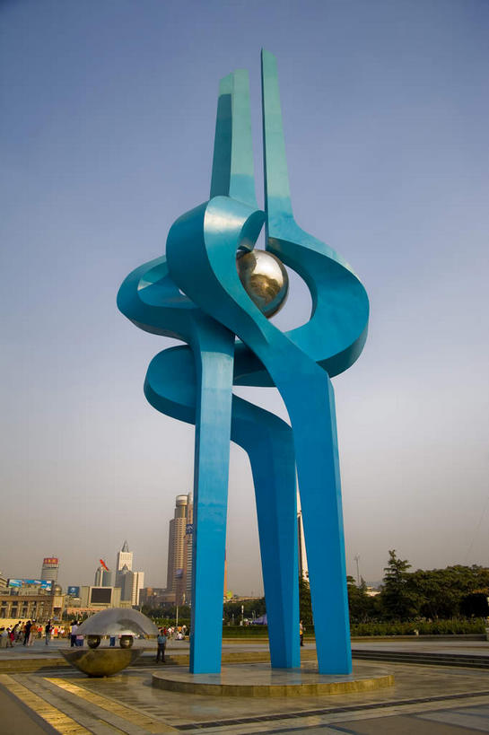 无人,高楼大厦,竖图,室外,白天,仰视,度假,美景,城市风光,标志建筑,城市,大厦,地标,建筑,摩天大楼,雕塑,中国,亚洲,阴影,艺术,装饰,光线,雕刻,雕像,影子,景观,娱乐,建设,山东,蓝色,蓝天,天空,阳光,工艺品,天,享受,休闲,景色,放松,晴朗,纪念,美术,主题,陈列,东亚,山东省,济南,万里无云,中华人民共和国,华东地区,省会,功能,美学,鲁,济南市,晴空,晴空万里,彩图,低角度拍摄,大楼,高层建筑,高楼,摩天楼,泉城广场,泉标