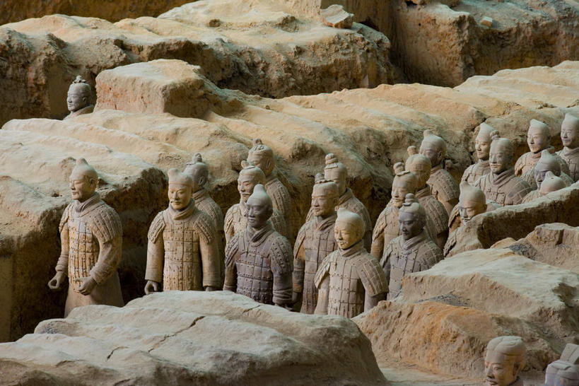 东方人,无人,站,横图,俯视,室内,白天,旅游,度假,安全,成功,合作,团队,集体,信心,名胜古迹,标志建筑,地标,建筑,雕塑,兵马俑,西安,中国,亚洲,一排,许多,士兵,遗迹,艺术,整齐,装饰,并列,并排,雕刻,雕像,盔甲,建筑群,防护,很多,许多人,古典,黄种人,古迹,文化,文物,娱乐,建设,队伍,古建筑,排列,工艺品,站着,一群人,享受,休闲,墓地,旅游胜地,放松,古董,纪念,保护,战马,军人,美术,领导,坟墓,陵墓,古物,成就,队列,主题,保险,防御,平行,合伙,领袖,陈列,坟场,古玩,古文明,东亚,陕西,陕西省,军队,西安市,战车,中华人民共和国,省会,铠甲,功能,美学,防具,防卫,西北地区,陕,秦始皇陵兵马俑,八大奇迹,军事博物馆,平安,男人,男性,年轻男性,亚洲人,站立,半身,彩图,高角度拍摄,武装组织,甲胄,陶俑