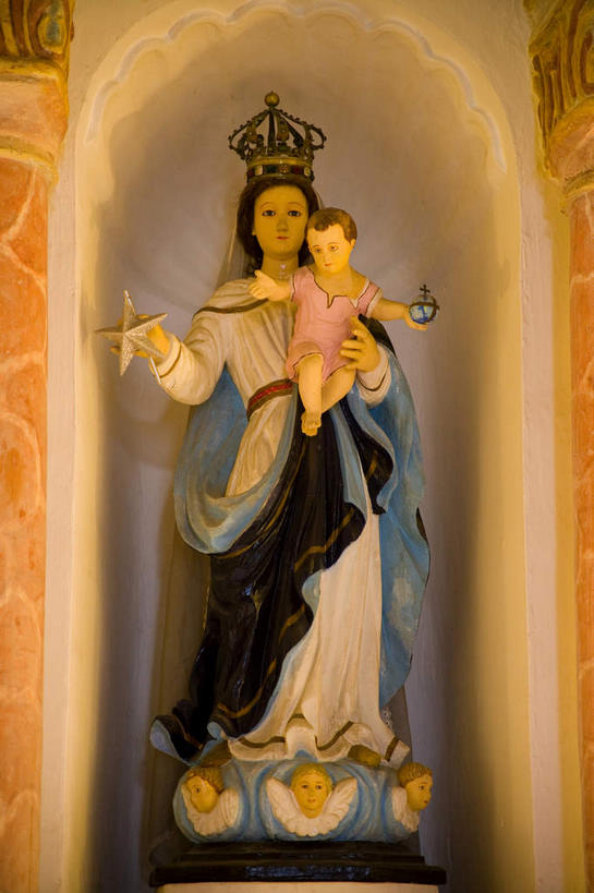 西方人,婴儿,儿童,无人,两个人,家庭,母亲,站,抱,竖图,室外,白天,正面,度假,游戏,赌博,贪欲,纯洁,竞争,美景,城市风光,城市,雕塑,澳门,欧洲,中国,欧洲人,亚洲,服装,艺术,装饰,雕刻,雕像,景观,玩,娱乐,刺激,一个,小孩,衣服,工艺品,站着,享受,休闲,温暖,温馨,一家人,景色,放松,可爱,母爱,童年,童趣,赌场,服饰,活泼,单个,抱着,活动,纪念,美术,和睦,搂着,衣着,穿着,发泄,消遣,智力,主题,宝宝,博彩,陈列,童真,东亚,纯真,烂漫,无邪,投机,侥幸,欲望,港澳台,中华人民共和国,功能,美学,宣泄,澳门特别行政区,澳,母婴,衣饰,伶俐,天真,年轻女性,女人,女性,白种人,孩子,年轻人,怀抱,搂,搂抱,玩耍,嬉戏,相抱,拥抱,站立,彩图,全身,融洽,胜负,输赢,娱乐场