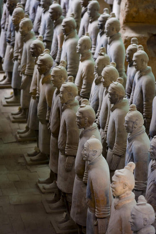 东方人,无人,站,竖图,俯视,室内,白天,旅游,度假,安全,成功,合作,团队,集体,信心,名胜古迹,标志建筑,地标,建筑,雕塑,兵马俑,西安,中国,亚洲,一排,许多,士兵,遗迹,艺术,整齐,装饰,并列,并排,雕刻,雕像,盔甲,建筑群,防护,很多,许多人,黄种人,古迹,文物,娱乐,建设,队伍,古建筑,排列,工艺品,站着,一群人,享受,休闲,墓地,旅游胜地,放松,纪念,保护,战马,军人,美术,领导,坟墓,陵墓,成就,队列,主题,保险,防御,平行,合伙,领袖,陈列,坟场,古文明,东亚,陕西,陕西省,军队,西安市,战车,中华人民共和国,省会,铠甲,功能,美学,防具,防卫,西北地区,陕,秦始皇陵兵马俑,八大奇迹,军事博物馆,平安,男人,男性,中年男性,亚洲人,站立,半身,彩图,高角度拍摄,武装组织,甲胄