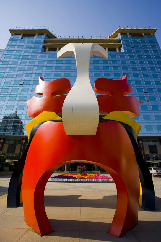 无人,竖图,室外,白天,仰视,旅游,度假,窗户,落地窗,标志建筑,地标,建筑,雕塑,北京,中国,亚洲,一排,许多,阴影,艺术,整齐,装饰,并列,并排,光线,雕刻,雕像,影子,首都,很多,娱乐,建设,玻璃窗,排列,红色,蓝色,蓝天,天空,阳光,工艺品,天,享受,休闲,旅游胜地,放松,晴朗,纪念,美术,队列,主题,平行,陈列,玻璃幕墙,东亚,万里无云,中华人民共和国,东城区,北京市,京,北平,华北地区,功能,美学,晴空,晴空万里,彩图,低角度拍摄,建国门内大街,长安大戏院