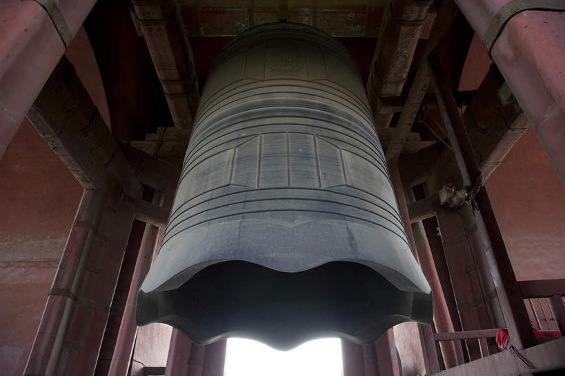 无人,横图,室内,白天,仰视,旅游,度假,名胜古迹,标志建筑,地标,建筑,北京,中国,亚洲,吊挂,悬挂,阴影,遗迹,反射,影子,柱子,墙,钟楼,首都,挂,古迹,文物,娱乐,建设,古建筑,墙壁,墙面,祈愿,一个,红色,享受,休闲,旅游胜地,放松,单个,祈求,信号,报时,古文明,东亚,中华人民共和国,北京市,京,北平,华北地区,西城区,召集,鸣钟,钟,彩图,低角度拍摄,北京钟楼,地安门外大街