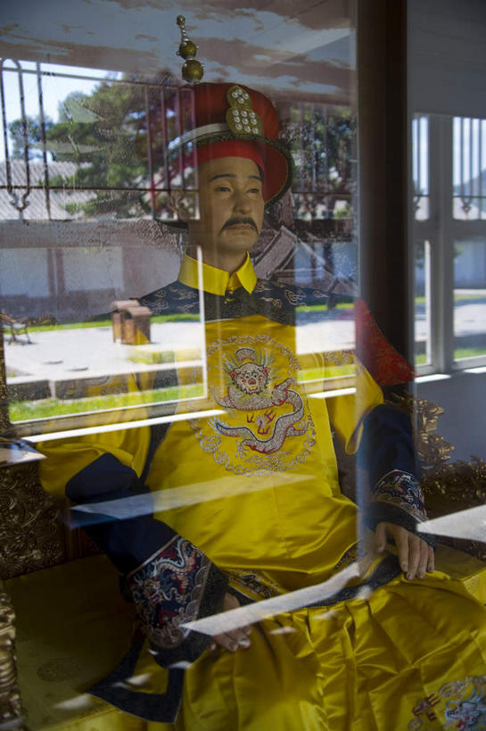 东方人,一个人,无人,宫殿,坐,竖图,室内,白天,正面,民族服装,旅游,度假,名胜古迹,窗户,落地窗,标志建筑,橱窗,地标,建筑,皇冠,刺绣,雕塑,避暑山庄,中国,亚洲,仅一个男性,仅一个人,仅一个中年男性,遗迹,艺术,装饰,雕刻,雕像,手工艺品,注视,黄种人,古迹,文化,文物,娱乐,建设,古建筑,玻璃窗,黄色,倒影,工艺品,观察,看,享受,休闲,旅游胜地,放松,搭,观看,纪念,绣,皇帝,美术,权威,察看,倒映,高雅,宫廷,搭着,高贵,关注,中国文化,主题,汉服,陈列,古文明,东亚,玻璃橱窗,中华人民共和国,华北地区,功能,美学,自信心,品位,权力,统治,河北,河北省,冀,权势,承德,承德市,王宫,反照,天子,九五之尊,圣上,统治者,陛下,官家,势力,汉衣冠,汉装,华服,男人,男性,中年男性,亚洲人,王冠,坐着,半身,彩图,传统服装,民俗服,皇宫,女红,针绣,针黹,黹,承德避暑山庄,具服,朝服,传统文化,冕冠,冕服