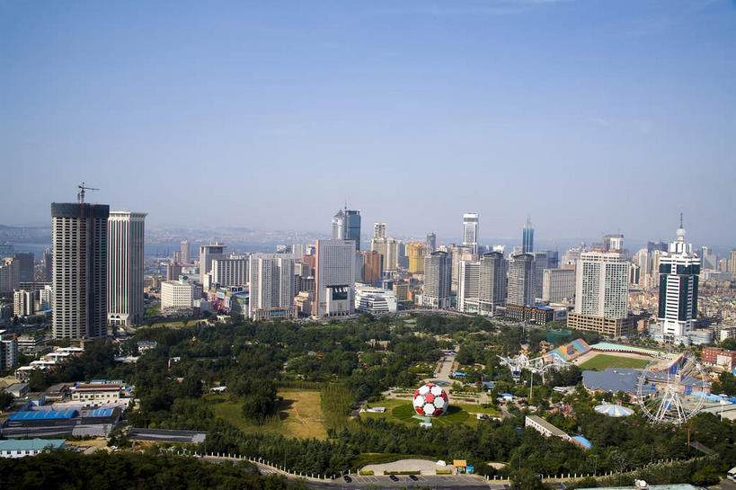 无人,高楼大厦,横图,全景,俯视,航拍,室外,白天,度假,美景,天际线,植物,窗户,落地窗,城市风光,城市,大厦,道路,建筑,路,摩天大楼,公路,大连,中国,亚洲,一排,许多,阴影,整齐,并列,并排,光线,影子,景观,建筑群,交通,很多,娱乐,建设,玻璃窗,树,树木,排列,蓝色,绿色,蓝天,天空,阳光,自然,天,享受,休闲,景色,放松,生长,晴朗,成长,鸟瞰,队列,平行,玻璃幕墙,东亚,辽宁,辽宁省,大连市,万里无云,中华人民共和国,辽,东北地区,晴空,晴空万里,马路,彩图,高角度拍摄,大楼,高层建筑,高楼,摩天楼