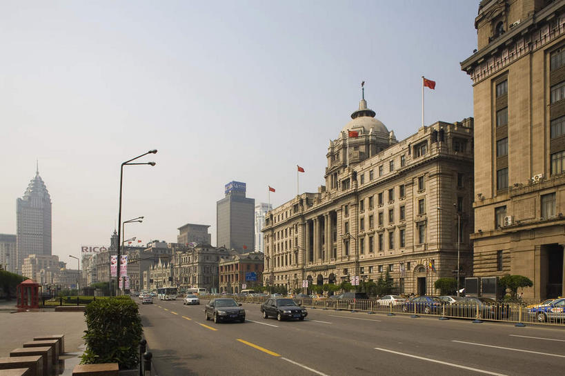 无人,高楼大厦,横图,室外,白天,仰视,旅游,度假,标志建筑,大厦,道路,地标,建筑,路,路灯,摩天大楼,公路,汽车,照明,上海,中国,亚洲,一排,许多,阴影,整齐,并列,并排,时间,光线,时钟,影子,云,云朵,钟楼,灯光,分界线,停车线,交通,很多,计时,云彩,娱乐,建设,黄浦江,车,灯,排列,蓝色,白云,蓝天,天空,阳光,钟表,交通工具,轿车,外滩,天,享受,休闲,表,旅游胜地,放松,晴朗,车行道,车行道分界线,照亮,申,照明设备,队列,载具,标线,平行,黄浦区,东亚,车行线,中山东一路,上海市,中华人民共和国,沪,华东地区,塔钟,钟,晴空,马路,彩图,低角度拍摄,大楼,高层建筑,高楼,摩天楼,黄埔滩,上海外滩,外黄埔滩,汇丰银行大楼,市府大楼,滙丰银行大楼