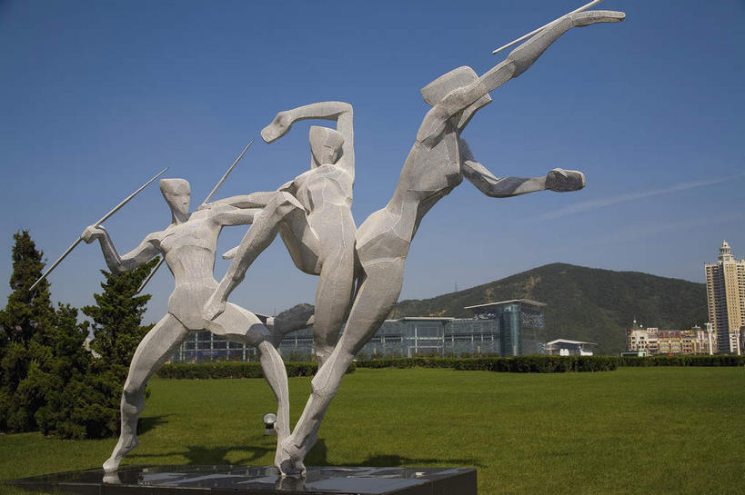 东方人,无人,三个人,运动员,家,跳,投,横图,室外,白天,正面,旅游,度假,标枪,草地,草坪,山,山脉,植物,标志建筑,地标,建筑,雕塑,大连,中国,亚洲,奔驰,阴影,艺术,装饰,光线,雕刻,雕像,影子,房屋,屋子,山峰,山峦,黄种人,娱乐,运动器械,建设,楼房,住宅,草,树,树木,一个,蓝色,绿色,蓝天,天空,阳光,自然,工艺品,群山,天,奔跑,享受,休闲,健身器械,旅游胜地,放松,生长,晴朗,单个,成长,纪念,美术,主题,健身器材,陈列,东亚,辽宁,辽宁省,大连市,星海广场,星海湾广场,万里无云,中华人民共和国,功能,美学,辽,东北地区,男人,男性,年轻男性,亚洲人,晴空,晴空万里,体育运动员,运动选手,抛,扔,撒,跳跃,掷,彩图,全身,房子,运动器材