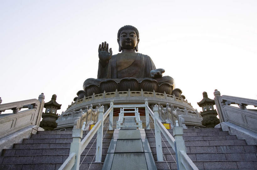 东方人,一个人,无人,寺庙,栏杆,坐,盘腿,横图,室外,白天,仰视,旅游,度假,名胜古迹,楼梯,标志建筑,地标,建筑,雕塑,香港,中国,亚洲,仅一个男性,仅一个人,仅一个中年男性,阴影,服装,节日,遗迹,艺术,装饰,光线,雕刻,雕像,扶手,影子,阶梯,燃烧,黄种人,古迹,文化,文物,娱乐,建设,古建筑,护栏,台阶,一个,衣服,天空,阳光,香火,工艺品,庙宇,天,祈祷,享受,休闲,健康,旅游胜地,放松,许愿,宗教,服饰,信仰,单个,纪念,祈求,美术,港,衣着,穿着,主题,陈列,佛祖,古文明,东亚,新界,佛陀,香港天坛大佛,大屿山,天坛大佛,宝莲寺,香港特别行政区,港澳台,中华人民共和国,功能,美学,衣饰,圣人,宝莲禅寺,大濠岛,荃湾区,佛教创始者,乔达摩.悉达多,如来佛祖,释迦佛,释迦牟尼,我佛如来,平安,男人,男性,中年男性,亚洲人,盘腿而坐,盘膝,盘着腿的,盘着腿坐,双腿交叉,坐着,半身,彩图,低角度拍摄,庙,寺