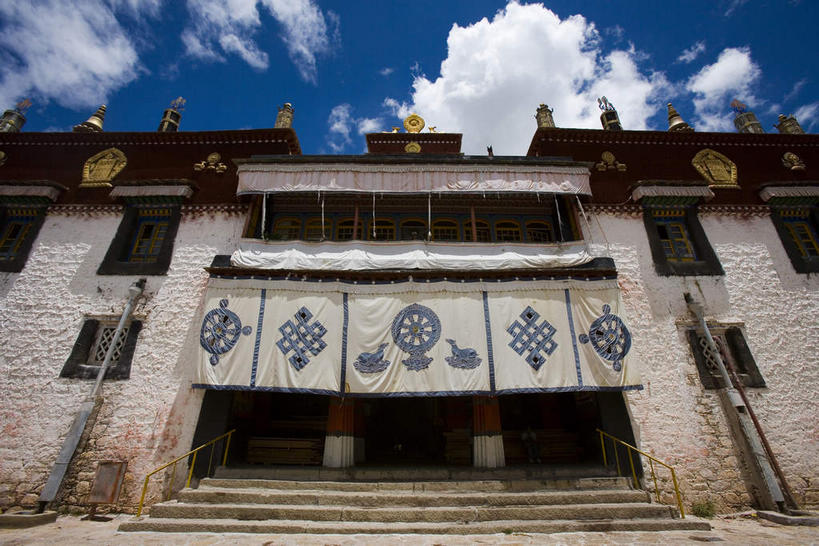 无人,寺庙,横图,室外,白天,仰视,旅游,度假,名胜古迹,楼梯,门,标志建筑,地标,建筑,中国,亚洲,阴影,节日,遗迹,光线,瓦片,影子,阶梯,墙,屋檐,云,云朵,燃烧,云彩,古迹,文化,文物,娱乐,建设,古建筑,拉萨,西藏,檐,墙壁,墙面,台阶,蓝色,白云,蓝天,天空,阳光,香火,门框,庙宇,天,祈祷,享受,休闲,健康,旅游胜地,放松,许愿,宗教,信仰,晴朗,纪念,祈求,藏,古文明,东亚,西藏自治区,首府,中华人民共和国,西南地区,拉萨市,色拉大乘寺,色拉寺,平安,晴空,彩图,低角度拍摄,庙,寺