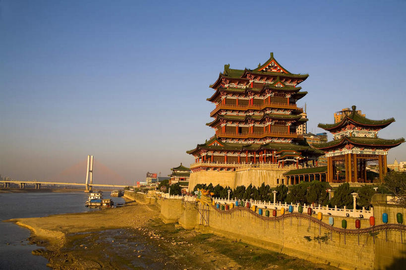 无人,宫殿,横图,室外,白天,正面,旅游,度假,河流,名胜古迹,水,植物,标志建筑,地标,建筑,中国,亚洲,阴影,遗迹,光线,瓦片,影子,屋顶,屋檐,河水,水流,云,云朵,云彩,顶棚,古迹,文物,娱乐,建设,古建筑,江西,檐,树,树木,蓝色,绿色,白云,蓝天,天空,阳光,自然,天,享受,休闲,旅游胜地,放松,生长,晴朗,成长,宫廷,古文明,东亚,江西省,南昌,中华人民共和国,华东地区,省会,赣,南昌市,王宫,晴空,彩图,皇宫,滕王阁