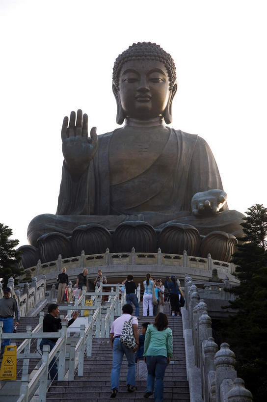 东方人,一个人,无人,寺庙,栏杆,坐,盘腿,竖图,室外,白天,仰视,旅游,度假,名胜古迹,楼梯,标志建筑,地标,建筑,雕塑,香港,中国,亚洲,仅一个男性,仅一个人,仅一个中年男性,阴影,服装,节日,遗迹,艺术,装饰,光线,雕刻,雕像,扶手,影子,阶梯,燃烧,黄种人,古迹,文化,文物,娱乐,建设,古建筑,护栏,台阶,一个,衣服,天空,阳光,香火,工艺品,庙宇,天,祈祷,享受,休闲,健康,旅游胜地,放松,许愿,宗教,服饰,信仰,单个,纪念,祈求,美术,港,衣着,穿着,主题,陈列,佛祖,古文明,东亚,新界,佛陀,香港天坛大佛,大屿山,天坛大佛,宝莲寺,香港特别行政区,港澳台,中华人民共和国,功能,美学,衣饰,圣人,宝莲禅寺,大濠岛,荃湾区,佛教创始者,乔达摩.悉达多,如来佛祖,释迦佛,释迦牟尼,我佛如来,平安,男人,男性,中年男性,亚洲人,盘腿而坐,盘膝,盘着腿的,盘着腿坐,双腿交叉,坐着,半身,彩图,低角度拍摄,庙,寺