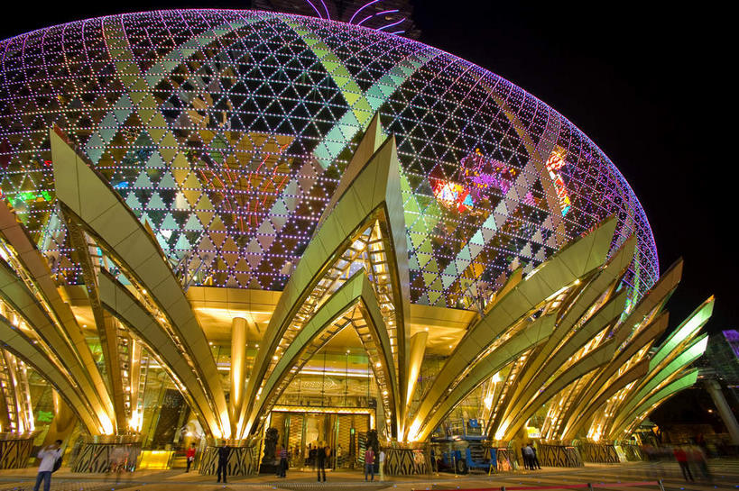 无人,宾馆,横图,彩色,室外,夜晚,正面,旅游,度假,窗户,落地窗,标志建筑,地标,建筑,酒店,霓虹灯,夜景,澳门,中国,亚洲,一排,许多,阴影,整齐,并列,并排,光线,影子,灯光,七彩,很多,娱乐,光源,建设,霓虹,玻璃窗,灯,葡京酒店,排列,享受,休闲,旅游胜地,放松,酒家,旅社,照明设备,队列,平行,玻璃幕墙,东亚,港澳台,中华人民共和国,氖灯,澳门特别行政区,澳,彩图,客店,客栈,旅店,旅馆,商旅