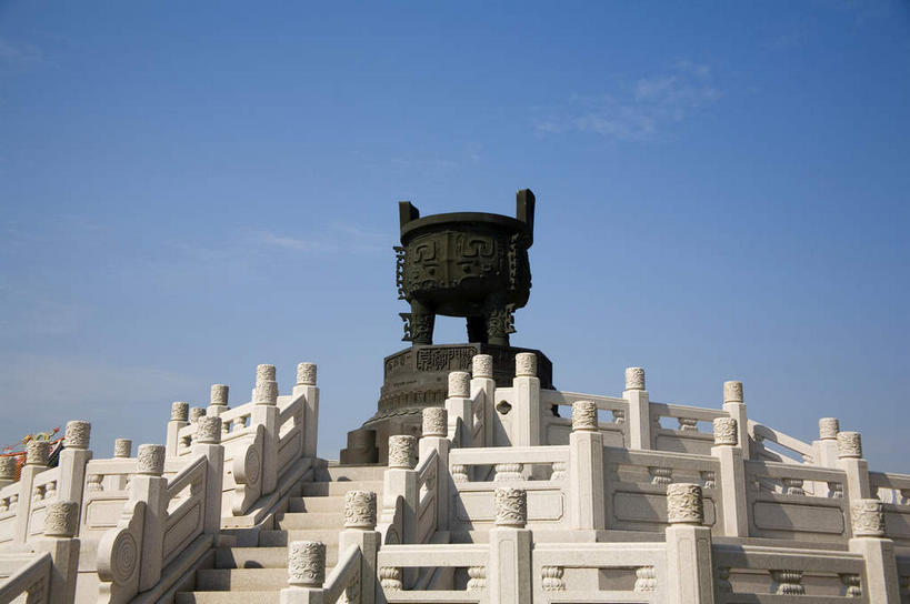 无人,栏杆,横图,室外,白天,仰视,旅游,度假,名胜古迹,楼梯,标志建筑,地标,建筑,澳门,中国,亚洲,阴影,遗迹,环绕,围绕,光线,扶手,影子,阶梯,云,云朵,云彩,环抱,古迹,文物,娱乐,建设,古建筑,护栏,台阶,一个,蓝色,黑色,白云,蓝天,天空,阳光,天,享受,休闲,旅游胜地,放松,晴朗,单个,鼎,用具,器具,铜器,古文明,东亚,港澳台,中华人民共和国,青铜器,澳门特别行政区,澳,萦绕,晴空,彩图,低角度拍摄,青铜炊器,青铜鼎,路环,路环岛,澳门宝鼎,澳门妈祖文化村,叠石塘山,塔石塘山