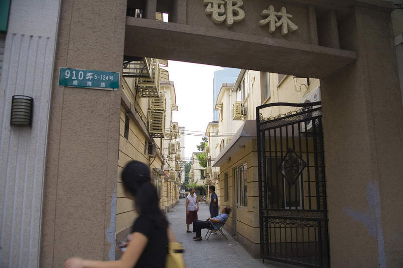 东方人,三个人,家,走,横图,室外,白天,侧面,度假,美景,城市风光,城市,指示牌,上海,中国,亚洲,行人,阴影,服装,朦胧,模糊,光线,标志,牌子,文字,影子,字符,房屋,屋子,景观,门牌,黄种人,娱乐,标识,楼房,路人,石库门,住宅,衣服,阳光,享受,休闲,汉字,景色,放松,服饰,门牌号,申,衣着,穿着,中文,东亚,静安区,上海市,威海路,中华人民共和国,沪,华东地区,国文,华文,衣饰,过客,男人,男性,年轻男性,年轻女性,女人,女性,亚洲人,步行,散步,走路,半身,彩图,房子