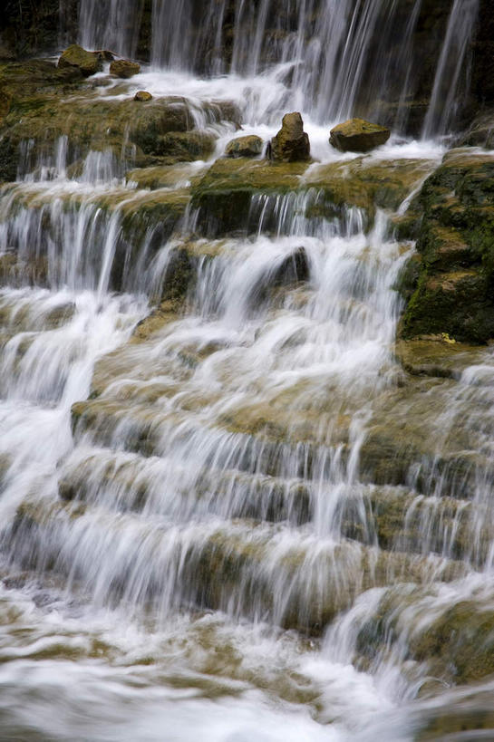 无人,竖图,室外,白天,正面,旅游,度假,石头,美景,瀑布,水,植物,云台山,中国,亚洲,阴影,飞溅,溅,光线,石子,液体,影子,景观,水滴,悬崖,娱乐,水珠,树,树木,绿色,阳光,自然,享受,休闲,景色,放松,生长,成长,喷洒,自然风光,东亚,中华人民共和国,绝壁,河南,河南省,豫,华中地区,焦作,焦作市,修武,修武县,跌水,石块,岩石,彩图,云台山风景区