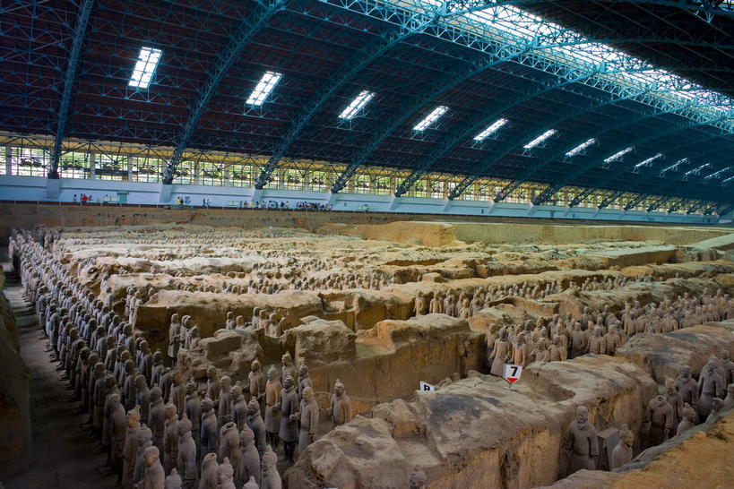 东方人,无人,站,横图,室内,白天,正面,旅游,度假,安全,成功,合作,团队,集体,信心,名胜古迹,窗户,标志建筑,地标,建筑,雕塑,兵马俑,西安,中国,亚洲,一排,许多,士兵,遗迹,艺术,整齐,装饰,并列,并排,雕刻,雕像,盔甲,天窗,建筑群,防护,很多,许多人,黄种人,古迹,文物,娱乐,建设,队伍,古建筑,玻璃窗,排列,工艺品,站着,一群人,享受,休闲,墓地,旅游胜地,放松,纪念,保护,战马,军人,美术,领导,坟墓,陵墓,成就,队列,主题,保险,防御,平行,合伙,领袖,陈列,坟场,古文明,东亚,陕西,陕西省,军队,西安市,战车,中华人民共和国,省会,铠甲,功能,美学,防具,防卫,西北地区,陕,秦始皇陵兵马俑,八大奇迹,军事博物馆,平安,男人,男性,中年男性,亚洲人,站立,彩图,武装组织,甲胄