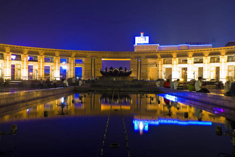 无人,家,横图,室外,夜晚,正面,旅游,度假,标志建筑,地标,建筑,夜景,中国,亚洲,阴影,环绕,围绕,光线,影子,柱子,房屋,屋子,池塘,水池,灯光,环抱,娱乐,建设,山东,楼房,住宅,倒影,享受,休闲,旅游胜地,放松,倒映,东亚,山东省,济南,中华人民共和国,华东地区,省会,鲁,济南市,萦绕,反照,彩图,房子,泉城广场