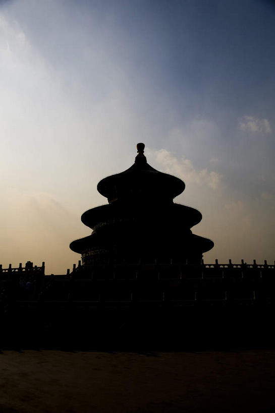 无人,天坛,宫殿,竖图,室外,白天,正面,旅游,度假,名胜古迹,标志建筑,地标,建筑,北京,中国,亚洲,阴影,节日,遗迹,光线,影子,云,云朵,首都,背光,云彩,古迹,文化,文物,娱乐,建设,古建筑,蓝色,白云,蓝天,天空,阳光,天,祈祷,祈福,享受,休闲,健康,旅游胜地,放松,许愿,宗教,信仰,晴朗,纪念,祈求,宫廷,逆光,祭天,古文明,东亚,中华人民共和国,东城区,北京市,京,北平,华北地区,天坛公园,祈年殿,王宫,北京天坛,祈谷坛,平安,晴空,彩图,皇宫,永定门内大街