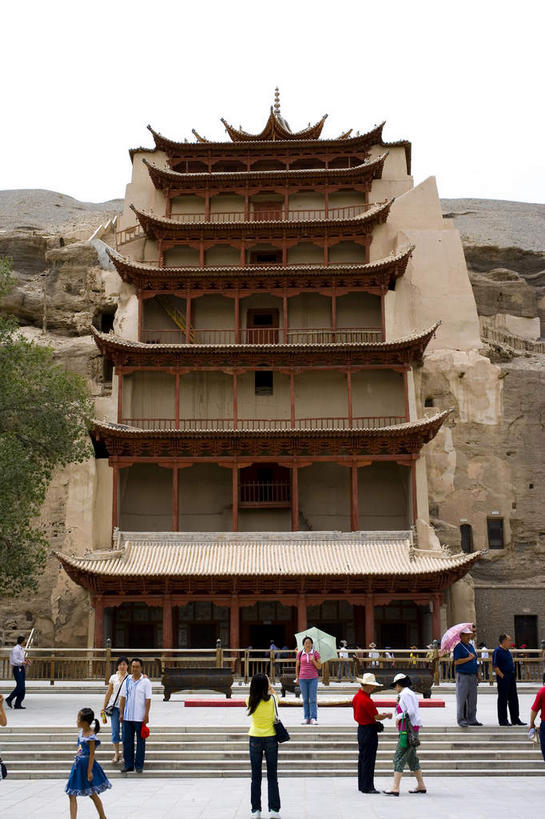 东方人,寺庙,栏杆,站,竖图,室外,白天,仰视,旅游,度假,名胜古迹,植物,窗户,标志建筑,地标,建筑,敦煌,中国,亚洲,一排,许多,行人,游客,游人,阴影,服装,节日,遗迹,整齐,光线,瓦片,影子,柱子,墙,屋檐,围栏,很多,许多人,燃烧,注视,休闲装,黄种人,古迹,文化,文物,娱乐,建设,古建筑,护栏,檐,路人,旅客,玻璃窗,墙壁,墙面,树,树木,排列,衣服,绿色,天空,阳光,自然,香火,庙宇,天,观察,看,祈祷,站着,一群人,享受,休闲,健康,休闲服,旅游胜地,放松,许愿,宗教,服饰,信仰,生长,成长,观看,纪念,祈求,察看,队列,关注,古文明,东亚,甘肃,甘肃省,莫高窟,中华人民共和国,西北地区,甘,酒泉,酒泉市,过客,千佛洞,平安,男人,男性,年轻男性,年轻女性,女人,女性,亚洲人,站立,半身,彩图,低角度拍摄,庙,寺,敦煌莫高窟