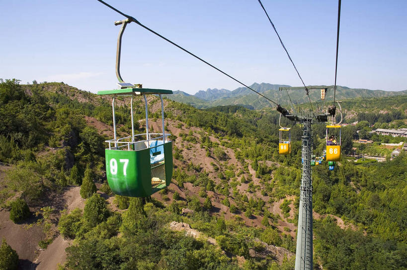 无人,家,横图,俯视,室外,白天,旅游,度假,名胜古迹,森林,山,山脉,树林,植物,标志建筑,地标,建筑,北京,中国,亚洲,许多,阴影,遗迹,光线,影子,房屋,屋子,山峰,山峦,首都,很多,古迹,文物,娱乐,建设,古建筑,楼房,住宅,缆车,树,树木,蓝色,绿色,蓝天,天空,阳光,自然,交通工具,群山,天,享受,休闲,旅游胜地,放松,生长,晴朗,成长,古文明,东亚,索道,万里无云,中华人民共和国,北京市,京,北平,华北地区,密云县,缆索铁路,古北口镇,司马台,司马台长城,司马台村,晴空,晴空万里,彩图,高角度拍摄,房子,密云