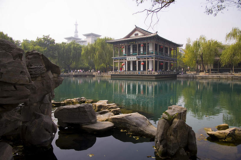 无人,公园,家,横图,室外,白天,正面,旅游,度假,湖,湖泊,礁石,石头,名胜古迹,水,植物,窗户,门,标志建筑,地标,建筑,中国,亚洲,阴影,遗迹,光线,石子,瓦片,影子,房屋,屋顶,屋檐,屋子,湖面,水流,水面,顶棚,古迹,文物,娱乐,建设,古建筑,山东,楼房,檐,玻璃窗,住宅,树,树木,蓝色,绿色,倒影,蓝天,天空,阳光,自然,门框,湖水,天,享受,休闲,旅游胜地,放松,生长,晴朗,成长,倒映,古文明,东亚,山东省,济南,万里无云,中华人民共和国,华东地区,省会,鲁,济南市,反照,礁,石块,岩石,晴空,晴空万里,彩图,房子,五龙潭公园