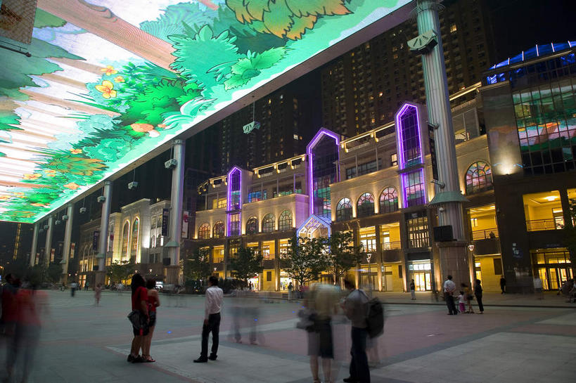 无人,高楼大厦,横图,室外,夜晚,仰视,旅游,度假,显示器,标志建筑,大厦,地标,建筑,摩天大楼,夜景,北京,中国,亚洲,阴影,光线,纹路,屏幕,纹理,影子,柱子,走道,走廊,过道,灯光,首都,娱乐,显示屏,建设,蓝色,享受,休闲,旅游胜地,放松,输出设备,东亚,肌理,中华人民共和国,北京市,京,北平,华北地区,拱廊,朝阳区,彩图,低角度拍摄,大楼,高层建筑,高楼,摩天楼,北京CBD,北京商务中心区,世贸天阶,中国北京大北窑