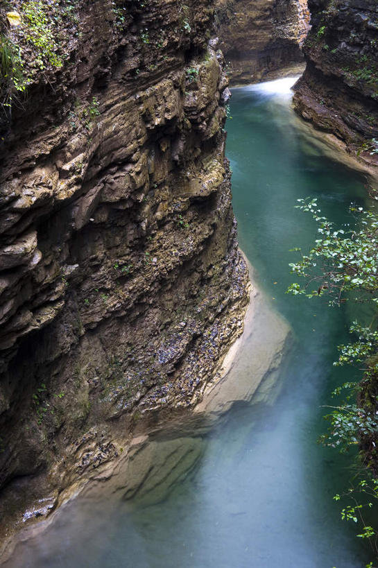 无人,竖图,俯视,室外,白天,旅游,度假,河流,石头,美景,山,山脉,水,峡谷,植物,云台山,中国,亚洲,阴影,曲折,弯曲,光线,石子,影子,河水,景观,山峰,水流,悬崖,山谷,山峦,娱乐,树,树木,绿色,阳光,自然,群山,享受,休闲,景色,放松,蜿蜒,生长,成长,岩层,自然风光,东亚,中华人民共和国,绝壁,河南,河南省,豫,华中地区,焦作,焦作市,修武,修武县,石块,岩石,彩图,高角度拍摄,云台山风景区