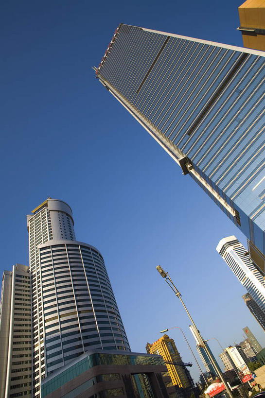 无人,高楼大厦,竖图,室外,白天,仰视,旅游,度假,植物,窗户,落地窗,标志建筑,大厦,地标,建筑,摩天大楼,大连,中国,亚洲,一排,许多,阴影,整齐,并列,并排,光线,影子,塔,很多,娱乐,建设,玻璃窗,树,树木,排列,蓝色,绿色,蓝天,天空,阳光,自然,天,享受,休闲,旅游胜地,放松,生长,晴朗,成长,队列,平行,玻璃幕墙,东亚,辽宁,辽宁省,大连市,星海广场,星海湾广场,万里无云,中华人民共和国,辽,东北地区,晴空,晴空万里,彩图,低角度拍摄,大楼,高层建筑,高楼,摩天楼