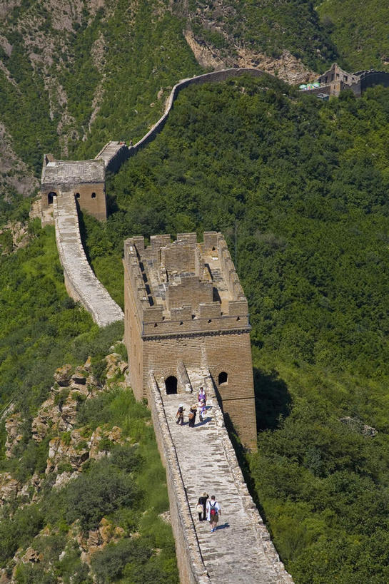 无人,竖图,俯视,航拍,室外,白天,旅游,度假,草地,草坪,名胜古迹,山,山脉,植物,标志建筑,地标,建筑,北京,中国,亚洲,阴影,曲折,弯曲,遗迹,光线,影子,墙,山峰,山峦,首都,古迹,文物,娱乐,建设,城墙,古建筑,墙壁,墙面,草,树,树木,绿色,阳光,自然,群山,享受,休闲,旅游胜地,放松,蜿蜒,生长,成长,坚硬,鸟瞰,防御,古文明,东亚,中华人民共和国,北京市,京,北平,华北地区,密云县,坚固,古北口镇,司马台,司马台长城,司马台村,彩图,高角度拍摄,密云