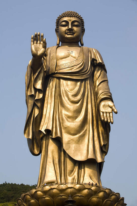 东方人,一个人,无人,站,竖图,室外,白天,仰视,旅游,度假,名胜古迹,植物,标志建筑,地标,建筑,雕塑,中国,亚洲,仅一个男性,仅一个人,仅一个中年男性,阴影,服装,遗迹,艺术,装饰,光线,雕刻,雕像,影子,黄种人,古迹,文物,娱乐,建设,古建筑,江苏,灵山大佛,无锡,树,树木,一个,衣服,蓝色,绿色,蓝天,天空,阳光,自然,工艺品,天,站着,享受,休闲,金色,旅游胜地,放松,服饰,生长,晴朗,单个,成长,纪念,美术,衣着,穿着,主题,陈列,佛祖,古文明,东亚,佛陀,江苏省,灵山胜境,万里无云,中华人民共和国,华东地区,苏,功能,美学,无锡市,衣饰,圣人,佛教创始者,乔达摩.悉达多,如来佛祖,释迦佛,释迦牟尼,我佛如来,男人,男性,中年男性,亚洲人,晴空,晴空万里,站立,彩图,低角度拍摄,全身,滨湖区,太湖国家旅游度假区