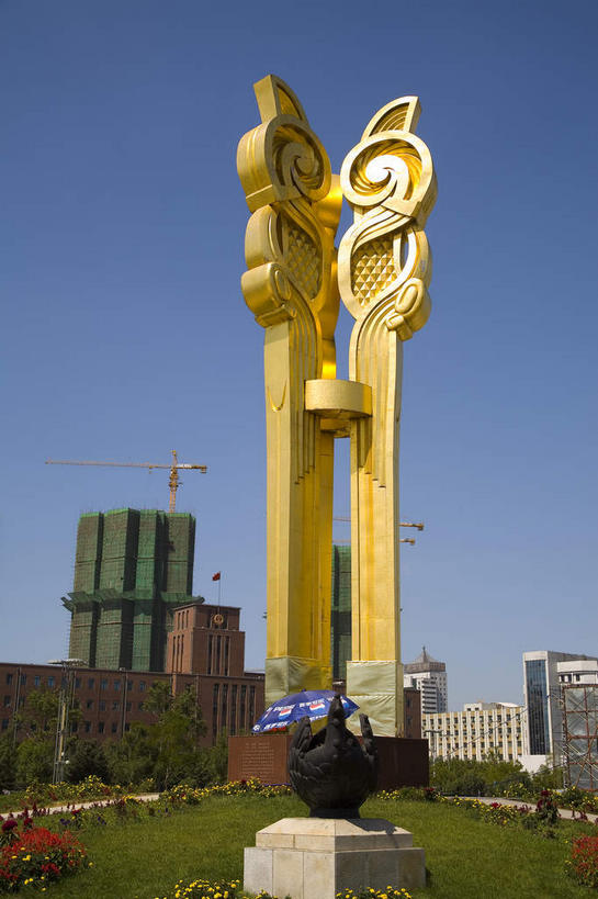 无人,高楼大厦,竖图,室外,白天,正面,旅游,度假,草地,草坪,植物,标志建筑,大厦,地标,建筑,摩天大楼,雕塑,中国,亚洲,阴影,艺术,装饰,光线,纹路,雕刻,雕像,纹理,影子,娱乐,建设,草,一个,蓝色,绿色,蓝天,天空,阳光,工艺品,天,享受,休闲,金色,旅游胜地,放松,晴朗,单个,纪念,美术,主题,陈列,东亚,辽宁,辽宁省,沈阳,万里无云,肌理,中华人民共和国,省会,功能,美学,沈阳市,辽,东北地区,太阳鸟,晴空,晴空万里,彩图,大楼,高层建筑,高楼,摩天楼,沈河区,市府广场