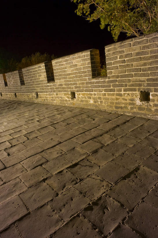 无人,竖图,室外,夜晚,正面,旅游,度假,名胜古迹,标志建筑,地标,建筑,北京,长城,中国,亚洲,阴影,遗迹,光线,影子,墙,灯光,首都,古迹,文物,娱乐,建设,城墙,古建筑,墙壁,墙面,享受,休闲,旅游胜地,放松,坚硬,万里长城,防御,古文明,东亚,八达岭,八达岭长城,中华人民共和国,北京市,京,北平,华北地区,延庆县,坚固,军都山,彩图