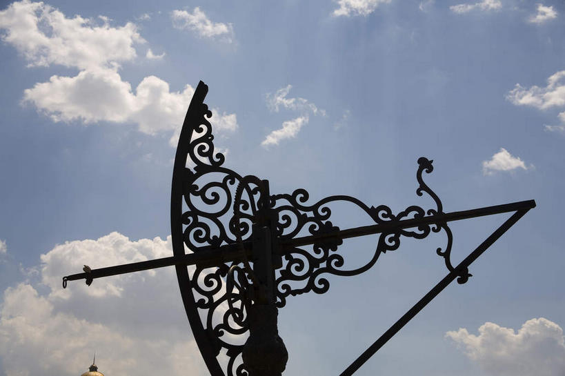 无人,横图,室外,白天,仰视,旅游,度假,机器,标志建筑,地标,建筑,北京,中国,亚洲,阴影,光线,测量,影子,云,云朵,首都,云彩,娱乐,建设,蓝色,白云,蓝天,天空,阳光,天,享受,休闲,机械,旅游胜地,放松,晴朗,测量工具,衡量,东亚,中华人民共和国,东城区,北京市,京,北平,华北地区,量具,量仪,丈量,晴空,彩图,低角度拍摄,北京古观象台,纪限仪,距度仪