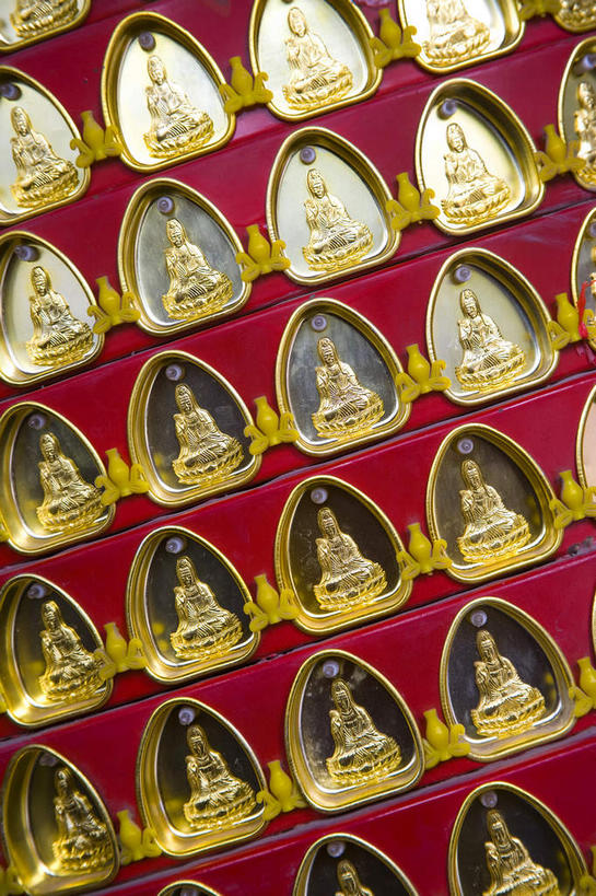 东方人,无人,寺庙,坐,竖图,室外,特写,白天,正面,静物,雕塑,中国,亚洲,一排,许多,服装,节日,艺术,整齐,装饰,并列,并排,雕刻,雕像,墙,很多,许多人,燃烧,黄种人,文化,墙壁,墙面,排列,衣服,红色,香火,工艺品,庙宇,祈祷,一群人,健康,许愿,宗教,服饰,信仰,纪念,祈求,美术,衣着,穿着,队列,主题,开封,平行,陈列,佛祖,东亚,佛陀,中华人民共和国,功能,美学,河南,河南省,豫,华中地区,开封市,衣饰,圣人,佛教创始者,乔达摩.悉达多,如来佛祖,释迦佛,释迦牟尼,我佛如来,平安,男人,男性,中年男性,亚洲人,坐着,彩图,全画面,全框架,全身,全帧,庙,寺,全画幅,大相国寺,建国寺