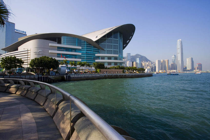 无人,高楼大厦,栏杆,横图,室外,白天,仰视,度假,海浪,海洋,美景,植物,窗户,落地窗,城市风光,城市,大厦,道路,建筑,路,摩天大楼,公路,香港,中国,亚洲,一排,许多,阴影,整齐,并列,并排,光线,影子,景观,浪花,建筑群,围栏,交通,很多,娱乐,建设,护栏,玻璃窗,树,树木,排列,蓝色,绿色,蓝天,天空,阳光,自然,海水,天,享受,休闲,景色,放松,生长,晴朗,成长,港,队列,平行,玻璃幕墙,海景,东亚,香港会议展览中心,湾仔,金紫荆广场,万里无云,香港岛,香港特别行政区,港澳台,中华人民共和国,湾仔区,金紫荆花广场,香港会展中心,香港金紫荆广场,港岛,大海,风浪,海,海水的波动,近岸浪,涌浪,晴空,晴空万里,马路,彩图,低角度拍摄,大楼,高层建筑,高楼,摩天楼