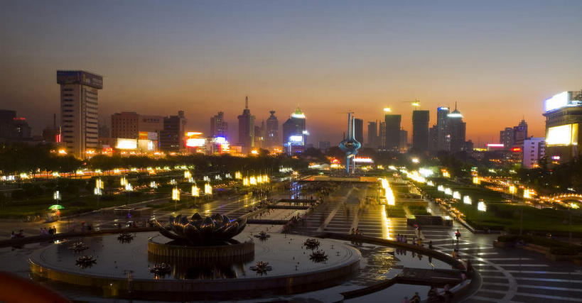 无人,高楼大厦,横图,俯视,彩色,室外,白天,度假,美景,日落,植物,城市风光,标志建筑,城市,大厦,地标,建筑,路灯,摩天大楼,霓虹灯,喷泉,雕塑,中国,亚洲,一排,许多,阴影,艺术,整齐,装饰,光线,雕刻,雕像,影子,景观,晚霞,霞光,落日,建筑群,灯光,七彩,很多,文化,娱乐,光源,建设,山东,霓虹,灯,树,树木,排列,绿色,倒影,自然,黄昏,工艺品,品味,享受,休闲,景色,彩霞,放松,生长,成长,纪念,美术,倒映,照明设备,队列,主题,水景,陈列,东亚,山东省,济南,中华人民共和国,华东地区,省会,功能,美学,氖灯,美观,鲁,济南市,夕照,反照,薄暮,设计,夕阳,彩图,高角度拍摄,傍晚,大楼,高层建筑,高楼,摩天楼,斜阳,泉城广场,泉标