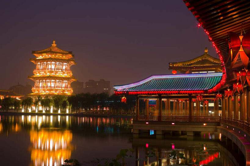 无人,横图,室外,夜晚,正面,旅游,度假,湖,湖泊,水,植物,窗户,标志建筑,地标,建筑,夜景,照明,西安,中国,亚洲,一排,许多,吊挂,悬挂,阴影,整齐,光线,灯笼,影子,纸灯笼,柱子,墙,湖面,水流,水面,走道,走廊,过道,灯光,很多,挂,娱乐,建设,玻璃窗,墙壁,墙面,树,树木,排列,绿色,倒影,自然,灯具,湖水,享受,休闲,旅游胜地,放松,生长,成长,照亮,倒映,照明设备,队列,东亚,陕西,陕西省,西安市,中华人民共和国,省会,西北地区,陕,反照,曲江新区,彩图,芙蓉园,大唐芙蓉园