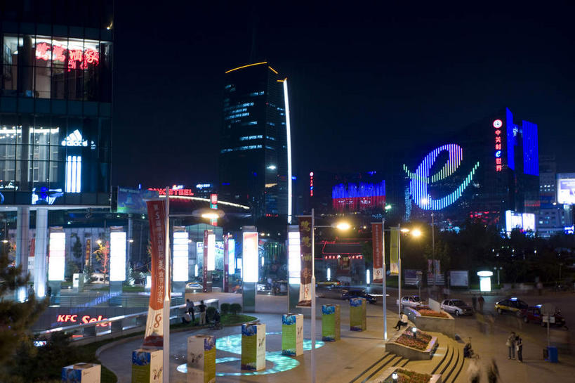 无人,高楼大厦,横图,俯视,彩色,室外,夜晚,度假,美景,窗户,楼梯,落地窗,城市风光,城市,大厦,道路,建筑,路,路灯,摩天大楼,霓虹灯,公路,北京,中国,亚洲,一排,许多,阴影,整齐,并列,并排,光线,英文,标志,文字,影子,字符,字母,阶梯,景观,灯光,七彩,交通,首都,很多,娱乐,光源,标识,建设,霓虹,玻璃窗,台阶,灯,排列,享受,休闲,景色,放松,英文字母,照明设备,队列,平行,玻璃幕墙,东亚,海淀区,中关村,中华人民共和国,北京市,京,北平,华北地区,氖灯,马路,彩图,高角度拍摄,大楼,高层建筑,高楼,摩天楼,国家自主创新示范区,中关村科技园