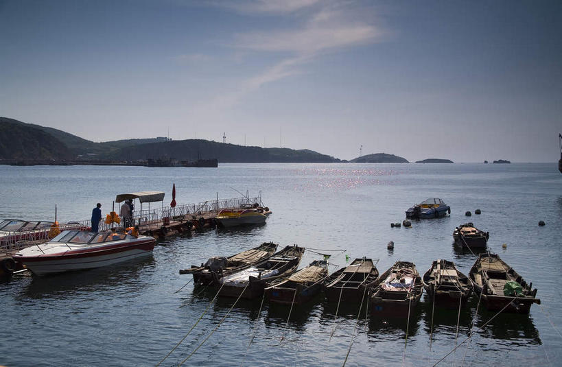 无人,横图,室外,白天,正面,旅游,度假,海浪,海洋,美景,山,山脉,船,大连,中国,亚洲,一排,许多,阴影,整齐,光线,影子,景观,浪花,山峰,云,云朵,木船,游艇,山峦,很多,云彩,娱乐,排列,蓝色,白云,蓝天,天空,阳光,自然,海水,交通工具,群山,天,享受,休闲,景色,放松,晴朗,舟,队列,自然风光,载具,海景,东亚,辽宁,辽宁省,大连市,中华人民共和国,辽,东北地区,大海,风浪,海,海水的波动,近岸浪,涌浪,晴空,彩图