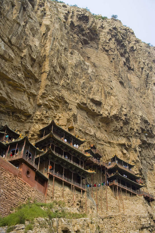 无人,寺庙,栏杆,竖图,室外,白天,仰视,旅游,度假,石头,名胜古迹,山,山脉,标志建筑,地标,建筑,大同,恒山,中国,亚洲,阴影,节日,遗迹,光线,石子,影子,柱子,山峰,悬崖,云,云朵,围栏,山峦,燃烧,云彩,古迹,文化,文物,娱乐,建设,古建筑,护栏,蓝色,白云,蓝天,天空,阳光,香火,庙宇,群山,天,祈祷,享受,休闲,健康,旅游胜地,放松,许愿,宗教,信仰,晴朗,纪念,祈求,古文明,东亚,山西,山西省,中华人民共和国,华北地区,绝壁,晋,大同市,五岳,平安,石块,岩石,晴空,彩图,低角度拍摄,庙,寺,北岳,北岳恒山,浑源县,玄空寺,悬空寺